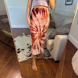 FREE PEOPLE - Velvety skirt, tie dye print. Orange and pink!